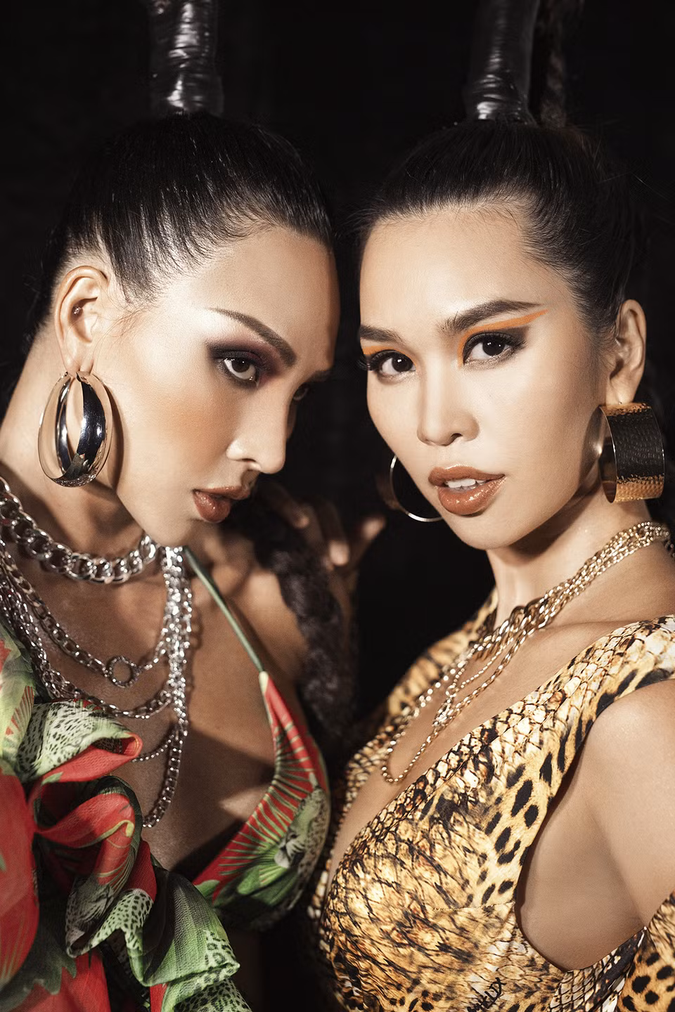 Trong trang phục với họa tiết ‘animal print’ đầy gợi cảm, Hà Anh-Minh Triệu như những con báo hoang dã, sải bước tự tin và đầy uyển chuyển, toát lên vẻ đẹp của những người phụ nữ mạnh mẽ, quyết liệt và đầy khí chất để cùng các người mẫu khác khép lại đêm đầu tiên của Vietnam Runway Fashion Week. (Ảnh: Kiếng Cận/Vietnam+)