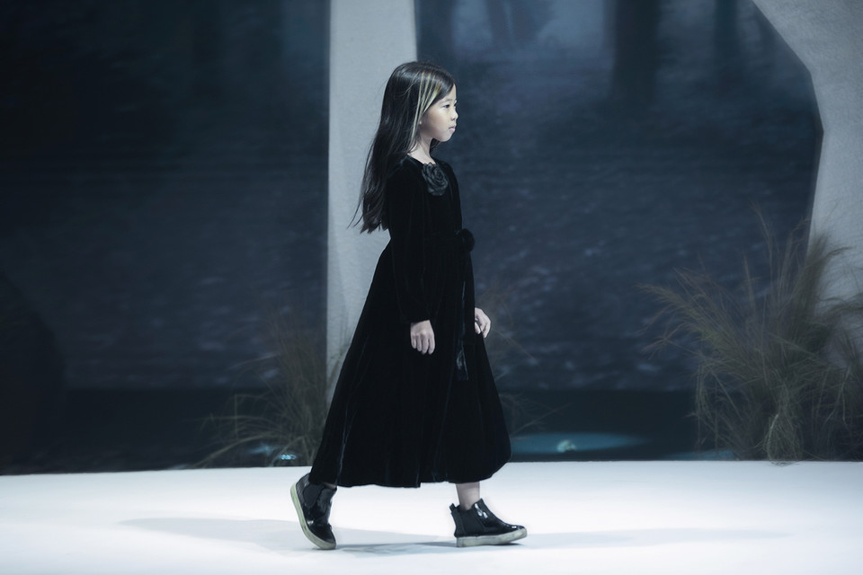 Đặc biệt, show diễn còn có sự xuất hiện của con gái ca sỹ Đoan Trang - bé Sol trong vai trò người mẫu. Những bước catwalk đáng yêu của bé Sol nhận được những tràng pháo tay nồng nhiệt từ khán giả. (Ảnh: BTC)