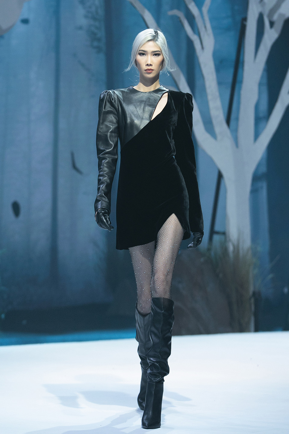 Những thiết kế của Hà Linh Thư không chỉ có một màu đen mà là nhiều sắc thái đen, tạo nên một nghệ thuật tinh tế, bí ẩn, quyến rũ và thi vị. (Ảnh: BTC)