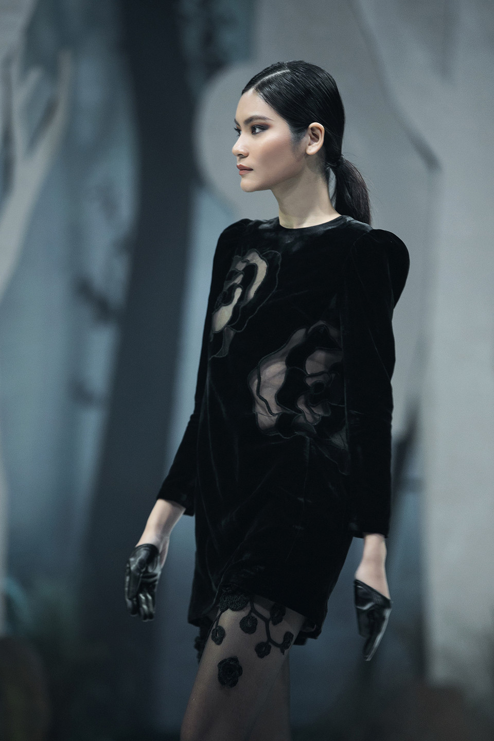  Các thiết kế trong bộ sưu tập lần này của Hà Linh Thư tiếp tục sử dụng chất liệu nhung, dạ và lông vũ, nhưng cá tính, hiện đại và phá cách. (Ảnh: BTC)