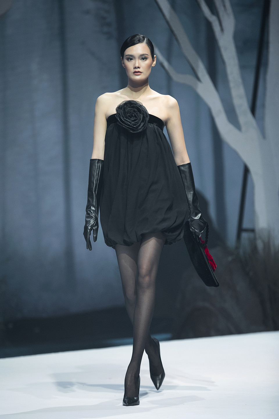 Những đóa hồng đen thể hiện ‘một vẻ đẹp đầy khiêu khích, nét gợi cảm trong mỗi phụ nữ, cũng như sự mạnh mẽ dám dang rộng đôi cánh bay lượn trên bầu trời và bắt được chính xác con mồi mà mình đang săn đuổi,’ Hà Linh Thư cho biết. (Ảnh: BTC)