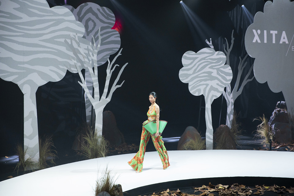 Đến với tuần lễ thời trang Vietnam Runway Fashion Week 2020, XITA by Katy Nguyen mang đến bộ sưu tập ‘Untamed’ lấy cảm hứng từ sự quyến rũ mê hoặc của những người đàn bà có khí chất quyết liệt, mạnh mẽ cùng bản năng hoang dã, không bao giờ có thể thuần hóa hay khuất phục bởi bất kỳ ai hay hoàn cảnh nào. (Ảnh: Kiếng Cận/Vietnam+)