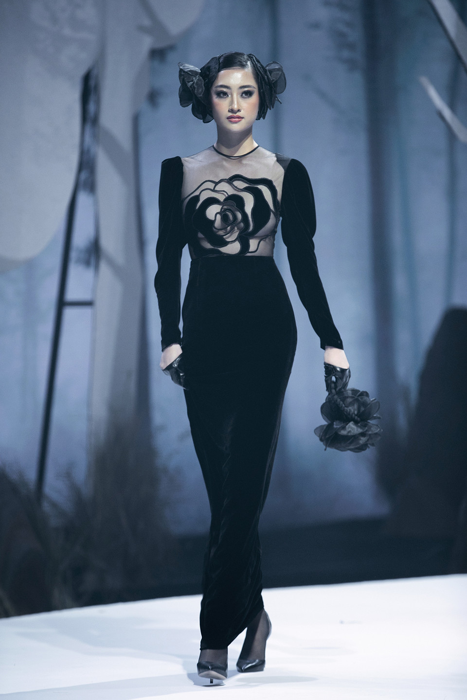 Hoa hậu Lương Thùy Linh trong vai trò vedette khép lại show diễn với những bước đi thần thái, lạnh lùng trong không gian ma mị nhờ công nghệ của First Interactive Technology. (Ảnh: BTC)