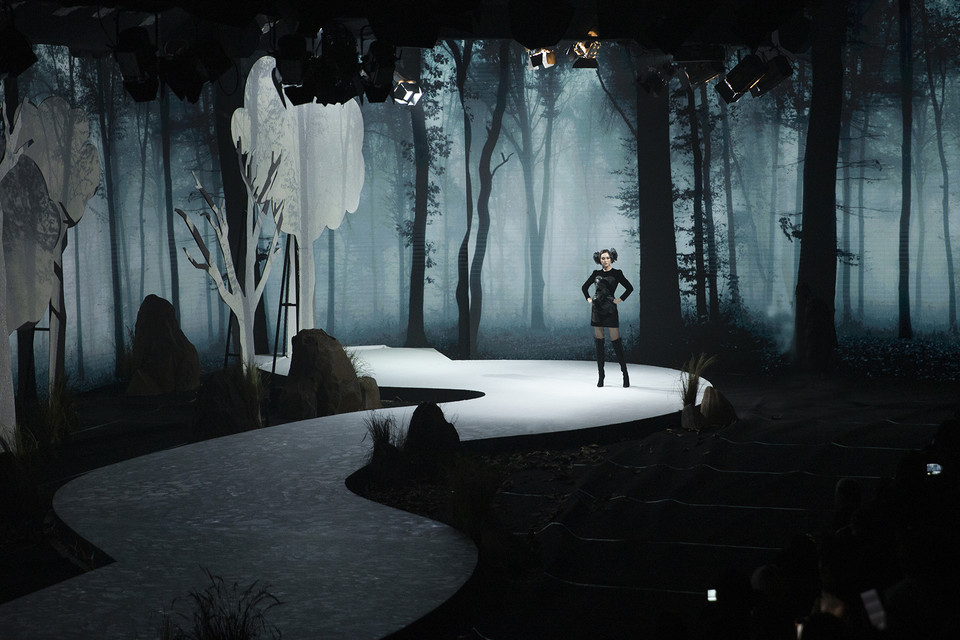 Á hậu Tường San là gương mặt mở màn show diễn. (Ảnh: BTC) 