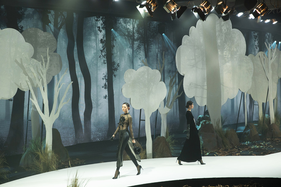 Với Hà Linh Thư, đen là gam màu đầy chất thơ và hoa hồng đen giống như con chim ưng với đôi cánh sải rộng mạnh mẽ bay bổng trên bầu trời, mạnh mẽ, quyết liệt và khiến mọi người phải ngước nhìn đầy ngưỡng mộ. (Ảnh: BTC)