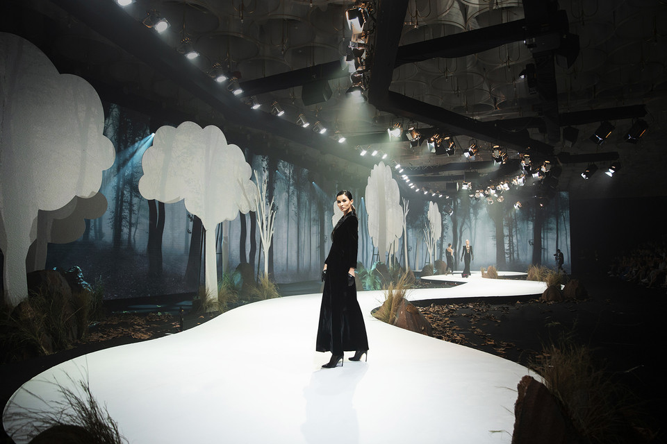 Nhà thiết kế Hà Linh Thư mang đến bộ sưu tập 'Hoa hồng đen' với những đường cắt cúp đầy cuốn hút, toát lên vẻ đẹp gợi cảm 'chết người' trên từng họa tiết. (Ảnh: BTC)