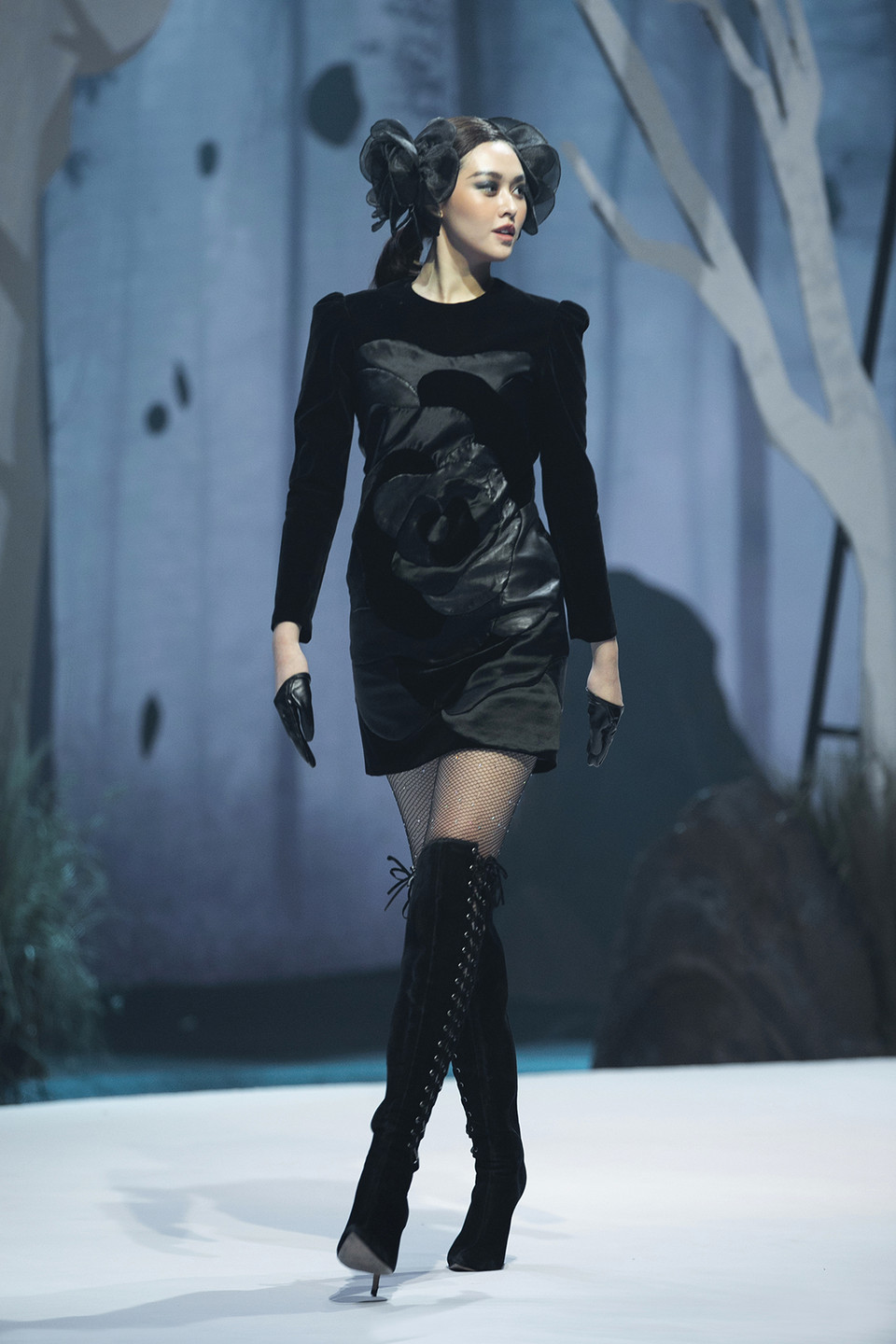 Á hậu Tường San đã thể hiện trọn vẹn nét kiêu sa, yêu kiều như một đóa hồng đen gai góc nhưng cũng đầy mê hoặc. (Ảnh: BTC)