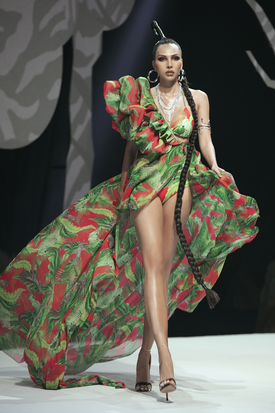 Siêu mẫu Minh Triệu. (Ảnh: Kiếng Cận/Vietnam+)