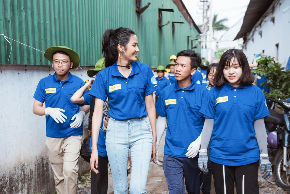 Tại chương trình, Hoàng Thùy đại diện cho dự án trao tặng 1.100 chiếc áo thun tình nguyện. (Ảnh: Thiên An/Vietnam+)