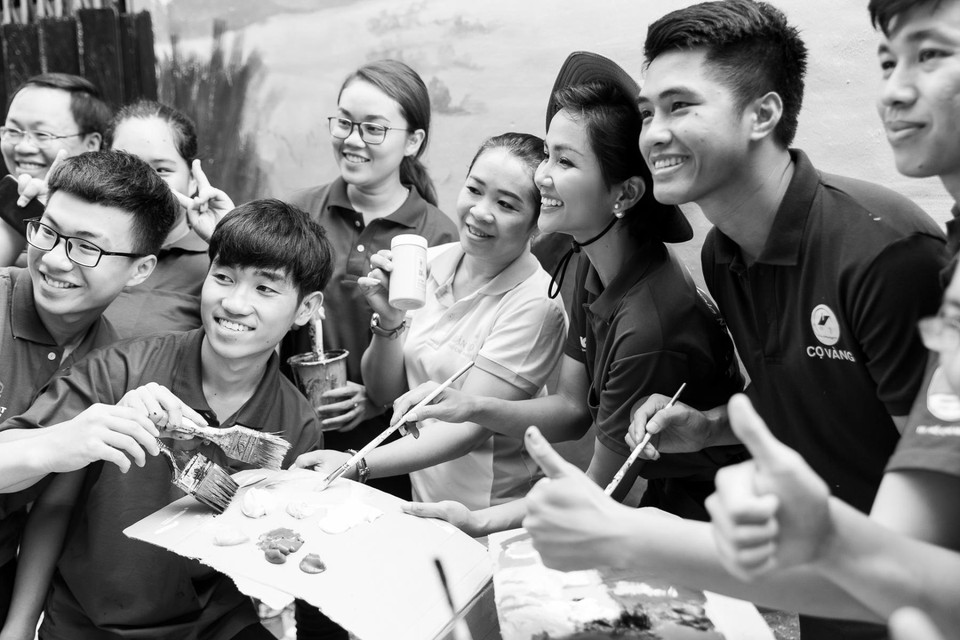 Hoa hậu H’Hen Niê và Á hậu Hoàng Thùy sẽ tiếp tục tham gia các hoạt động đồng hành thuộc khuôn khổ của chiến dịch trong thời gian sắp tới. (Ảnh: Thiên An/Vietnam+)