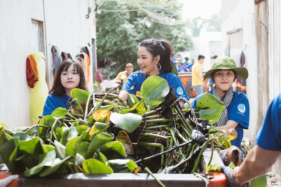 Hoàng Thùy cho rằng các hoạt động của chiến dịch rất ý nghĩa và thiết thực trong việc lan tỏa ý thức bảo vệ môi trường, vận động người dân cùng hành động để bảo vệ môi trường. (Ảnh: Thiên An/Vietnam+)