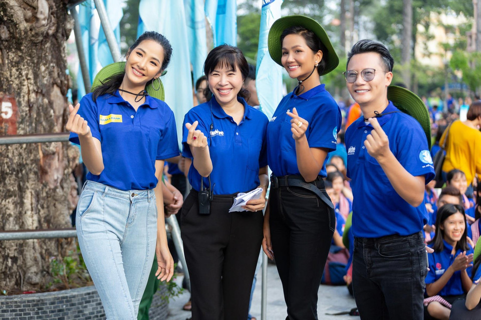 Cô còn hào hứng khuấy động chương trình, kêu gọi và vận động các bạn sinh viên tích cực tham gia. (Ảnh: Thiên An/Vietnam+)