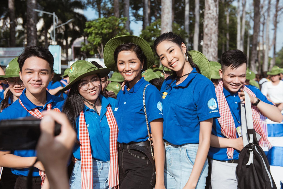 Á hậu Hoàng Thùy cũng tham gia chương trình với vai trò Đại sứ chiến dịch, Đại sứ Môi trường của dự án 'Tôi chọn sống xanh.' (Ảnh: Thiên An/Vietnam+)