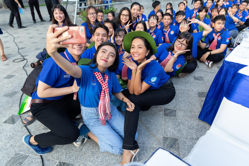 Hoa hậu H’Hen Niê tham gia chương trình với vai trò Đại sứ chiến dịch của báo Tuổi Trẻ. (Ảnh: Thiên An/Vietnam+)