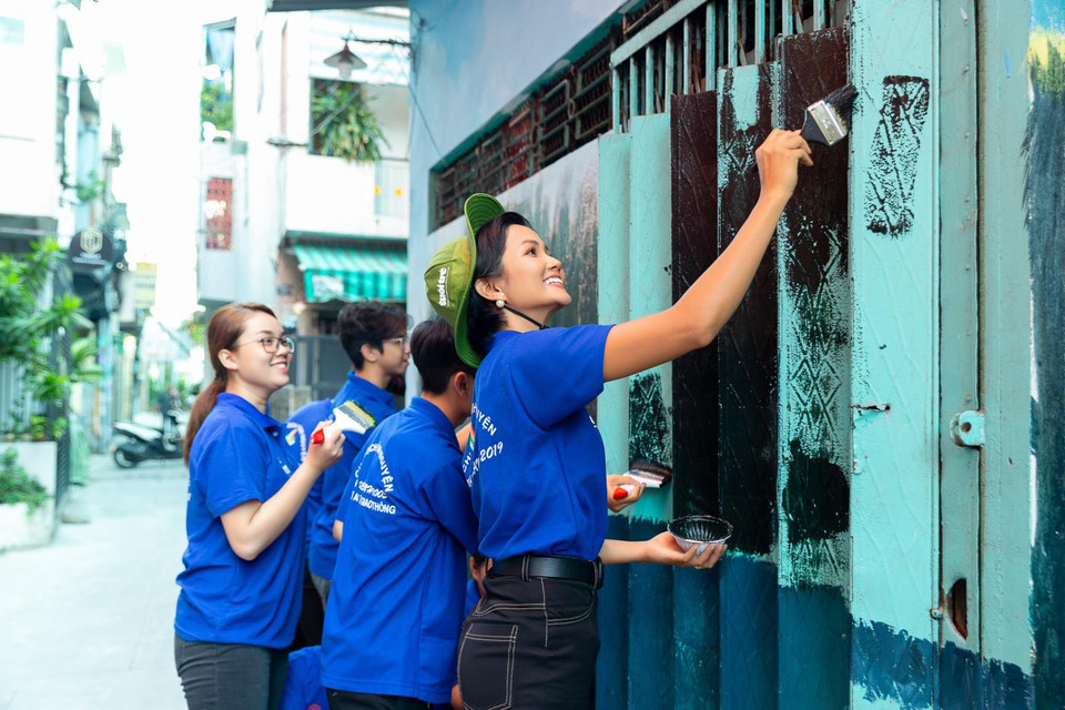 Sau chương trình, H'Hen Niê tiếp tục cùng các chiến sỹ tình nguyện tham gia vẽ tranh tường để làm đẹp các tuyến đường hẻm. (Ảnh: Thiên An/Vietnam+)
