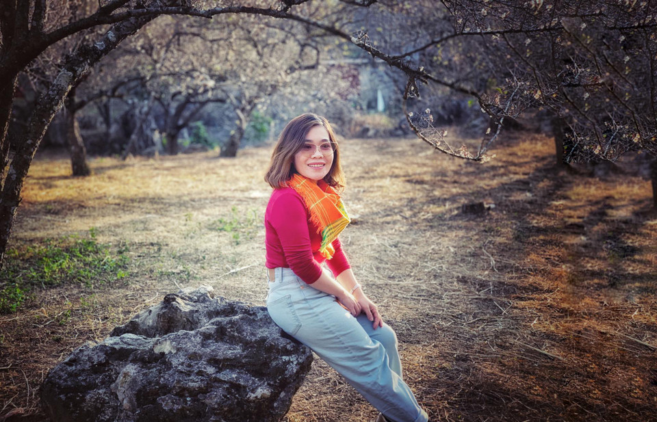 Chị Hoa Quỳnh đến từ Hà Nội cho biết mặc dù Mộc Châu về đêm lạnh, nhiệt độ xuống chỉ tầm 3-4 độ khiến chị và những người bạn mất ngủ, nhưng ban ngày nắng lên lại ấm áp và rực rỡ sắc màu. 'Lạc bước vào rừng mận, mơ mà như vào chốn tiên cảnh, đẹp ngất ngây.' (Ảnh: Xuân Mai/Vietnam+)