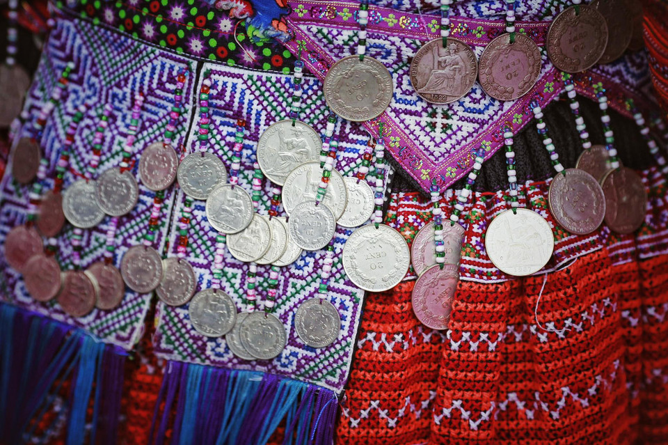 Những đồng bạc trên trang phục vừa là trang sức vừa là bản sắc văn hóa truyền thống của đồng bào dân tộc Dao Tiền. (Ảnh: Xuân Mai/Vietnam+)
