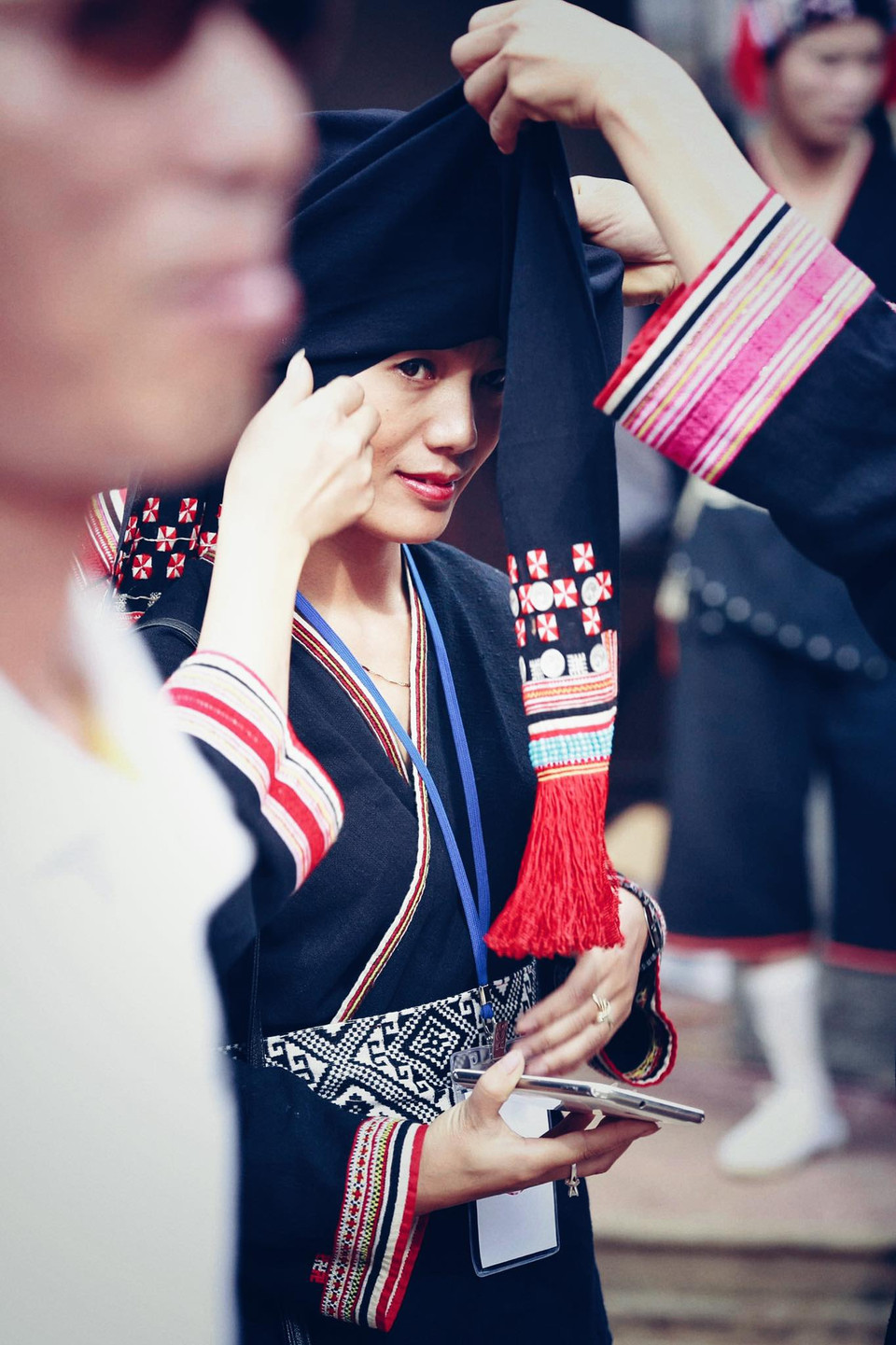 Cô gái Dao đang chuẩn bị trong cánh gà cho một chương trình biểu diễn nghệ thuật đầu Xuân. (Ảnh: Xuân Mai/Vietnam+)