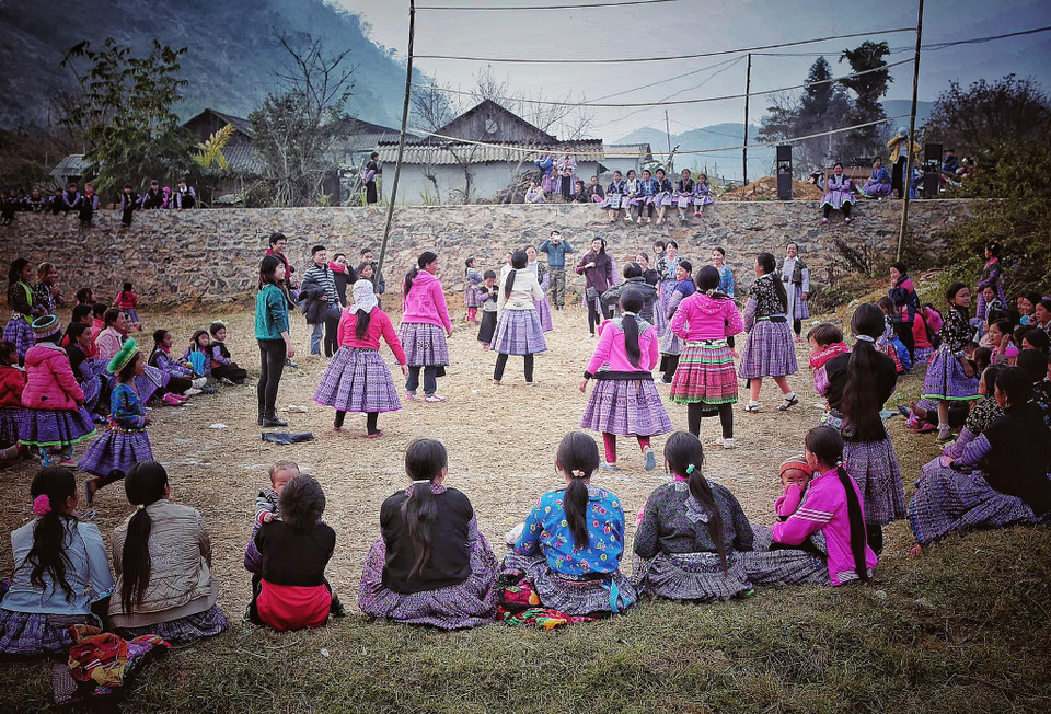 Một phiên chơi bóng chuyền của các chị em ở bản thu hút rất đông 'khán giả.' (Ảnh: Xuân Mai/Vietnam+)