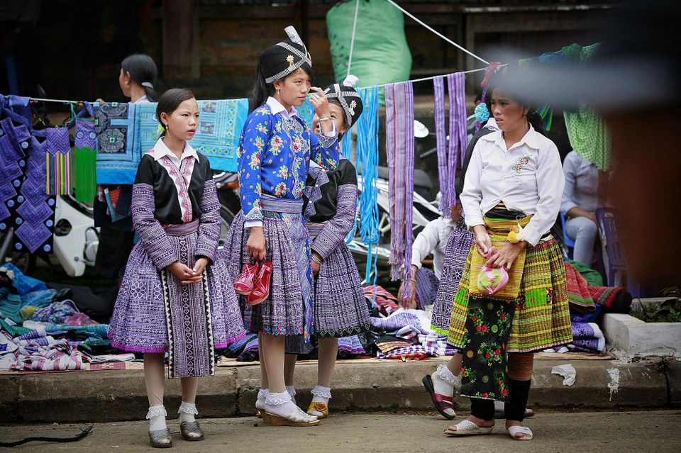 Những em gái Mông đi chơi Tết mới ở Mộc Châu. (Ảnh: Xuân Mai/Vietnam+)