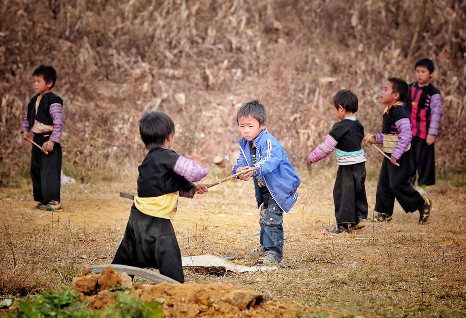 Chơi con quay là một trong những trò chơi dân gian vẫn còn lưu giữ được ở những tỉnh miền núi phía Bắc. (Ảnh: Xuân Mai/Vietnam+)