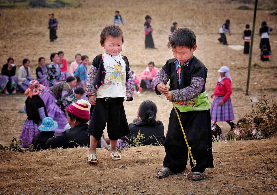 Dịp lễ Tết, tụ tập ở sân vận động bản, tụi trẻ con còn chơi đánh khăng đánh đáo. (Ảnh: Xuân Mai/Vietnam+)