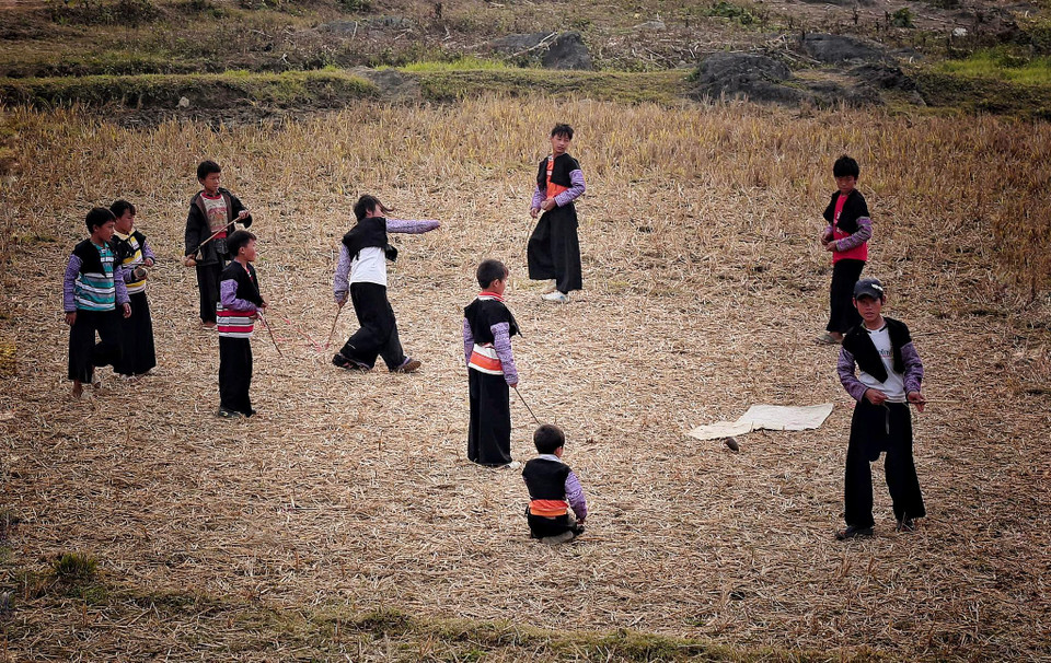 Bản sắc của những dân tộc thiểu số vùng cao Tây Bắc còn lưu giữ được qua các trò chơi dân gian như: Chơi con quay, đánh khăng, đánh đáo, ném còn... (Ảnh: Xuân Mai/Vietnam+)