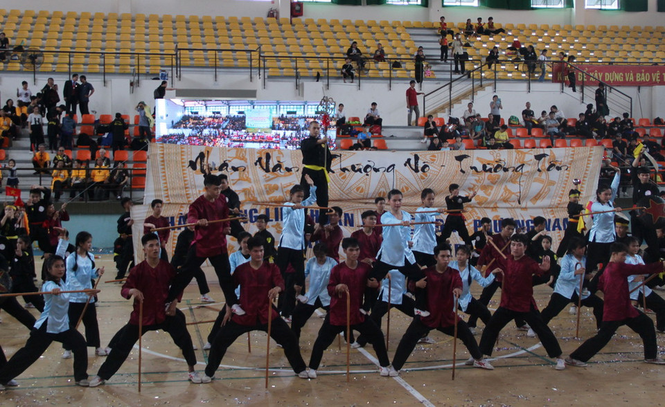  Biểu diễn võ nhạc võ cổ truyền tại khai mạc liên hoan. (Ảnh: Xuân Dự/TTXVN)