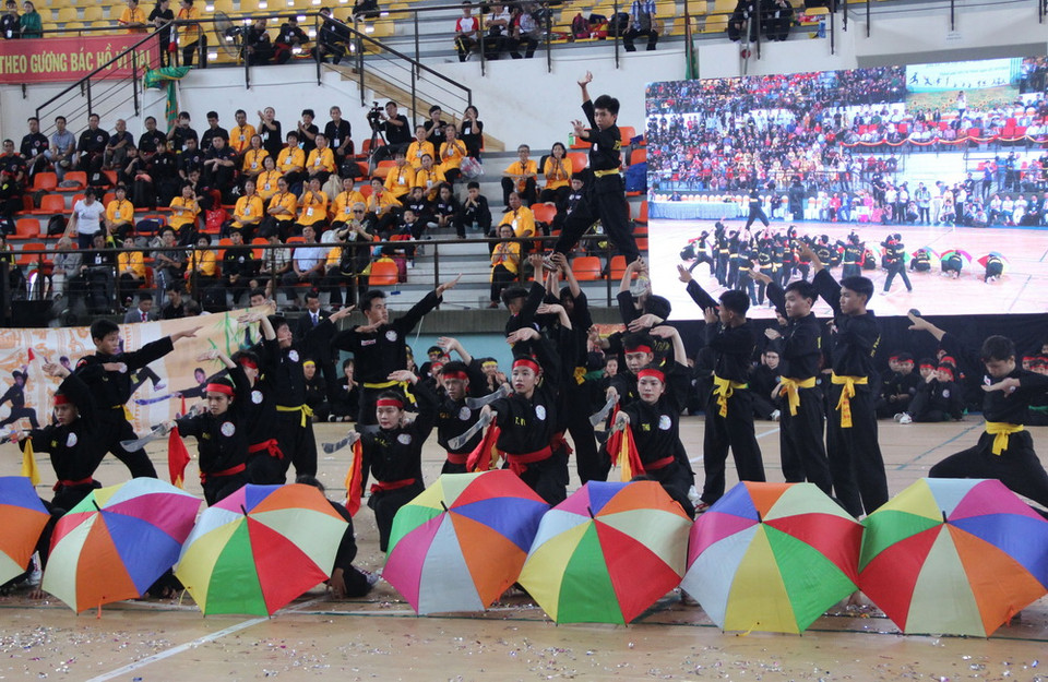 Trình diễn võ nhạc với bài quyền sử dụng binh khí dù. (Ảnh: Xuân Dự/TTXVN)