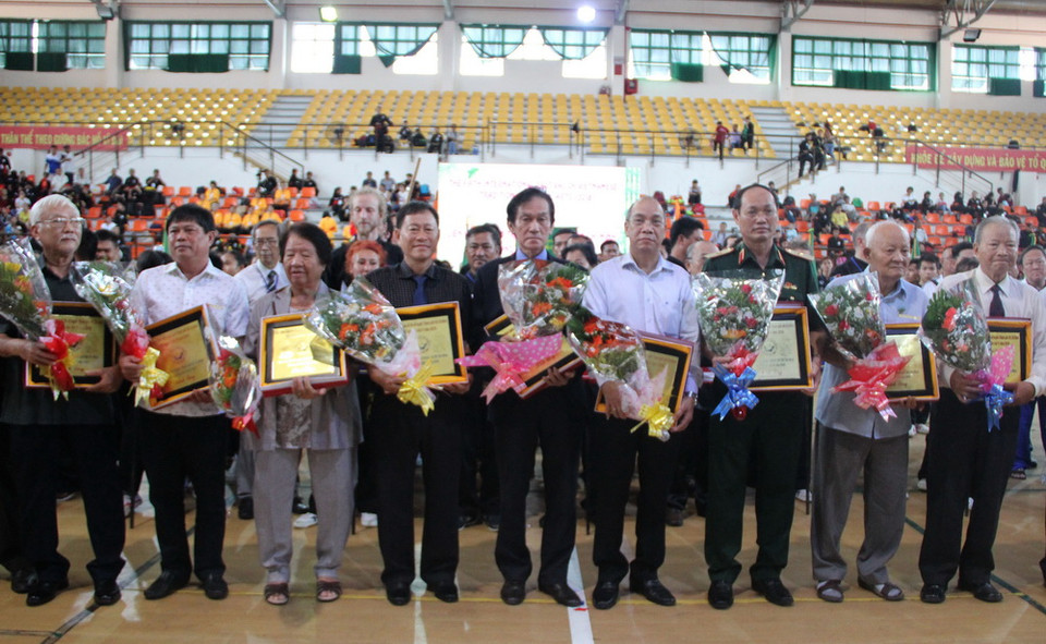 Trao Kỷ niệm chương cho các đoàn võ cổ truyền tham dự liên hoan. (Ảnh: Xuân Dự/TTXVN)