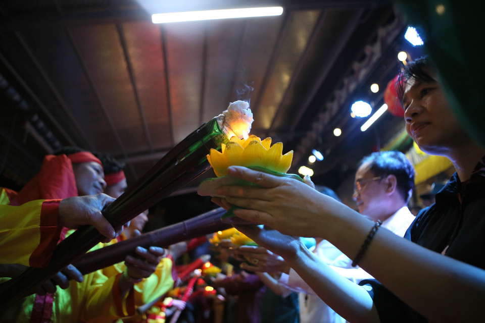 Tiếp lửa cho các ngọn đuốc. (Ảnh: Công Luật/TTXVN)