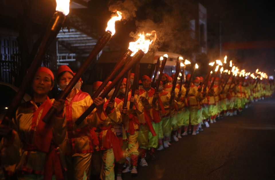 Hàng nghìn ngọn đuốc đã được người dân trong xã Kim Thái rước vòng quanh khu vực đền, phủ, lăng trong quần thể Di tích lịch sử, văn hóa Phủ Dầy. (Ảnh: Công Luật/TTXVN)