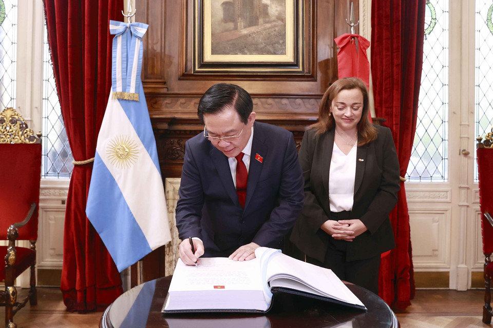 Chủ tịch Quốc hội Vương Đình Huệ ký sổ lưu niệm tại Trụ sở Quốc hội Argentina. (Ảnh: Doãn Tấn/TTXVN)