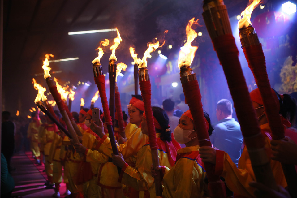 Các ngọn đuốc đã sẵn sàng. (Ảnh: Công Luật/TTXVN)