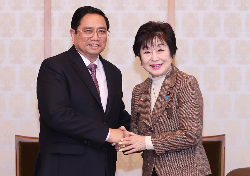 Thủ tướng Phạm Minh Chính và Chủ tịch Thượng viện Nhật Bản Santo Akiko chụp ảnh chung. (Ảnh: Dương Giang/TTXVN)