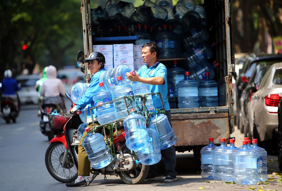 Trời nắng nóng nên nhu cầu về nước uống tăng mạnh. (Ảnh: Danh Lam/TTXVN)