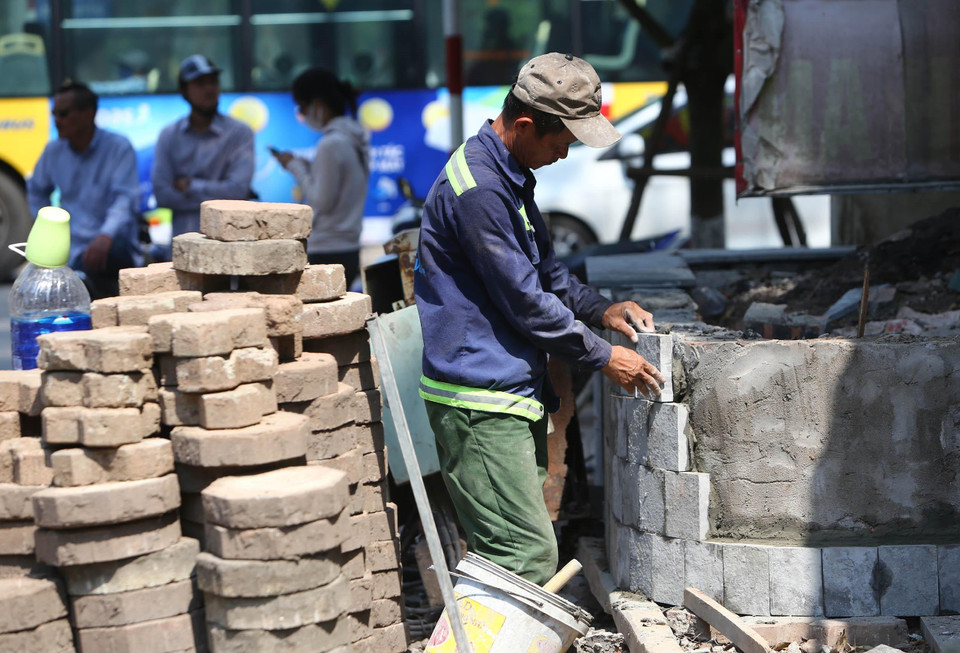 Công nhân xây dựng tại một công trường trên đường Lý Thường Kiệt, quận Hoàn Kiếm. (Ảnh: Danh Lam/TTXVN)