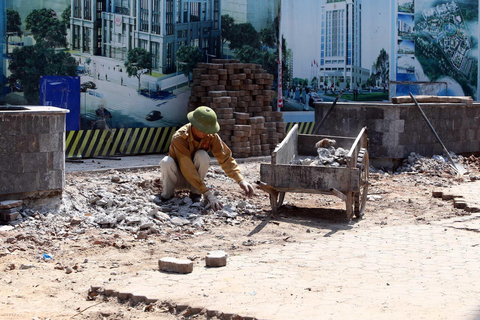 Công nhân lao động trên đường Lý Thường Kiệt, quận Hoàn Kiếm. (Ảnh: Danh Lam/TTXVN)