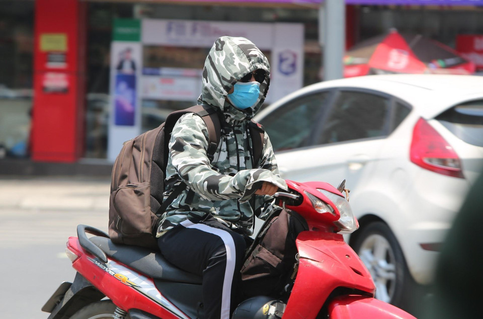 Những ngày này, Thủ đô Hà Nội đang trải qua đợt nắng nóng cao điểm trên diện rộng với nền nhiệt trên 40 độ C, ảnh hưởng lớn đến cuộc sống, sinh hoạt của người dân, đặc biệt là những người phải lao động ngoài trời. (Ảnh: Danh Lam/TTXVN)