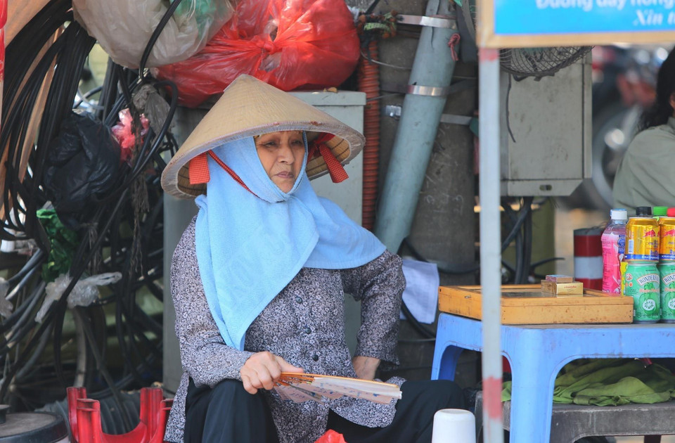 Người già với cái nắng gay gắt của Hà Nội. (Ảnh: Thành Đạt/TTXVN)