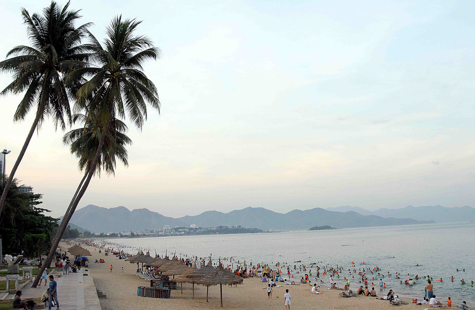 Bãi biển Nha Trang, một trong những địa điểm thu hút khách du lịch khi đến Khánh Hòa. (Ảnh: Quang Quyết/TTXVN)