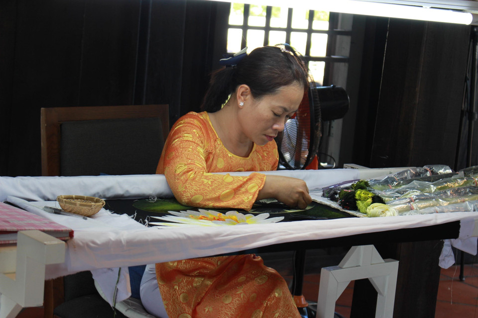 Nghệ nhân thêu Khu làng nghề truyền thống Cham Oasis, trong Khu du lịch Champa Island (TP. Nha Trang) với nhiều nghề truyền thống như: Làm nón, gốm Chăm, thêu tranh… kết hợp giữa phát triển du lịch và bảo tồn văn hóa. (Ảnh: Phan Sáu/TTXVN)