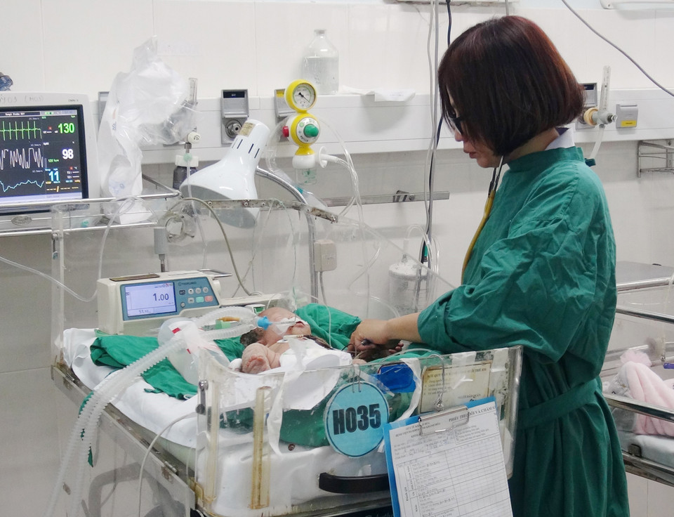 Bác sỹ thăm khám cho bệnh nhi tại Bệnh viện Đa khoa tỉnh Khánh Hòa. (Ảnh: Phan Sáu/TTXVN)