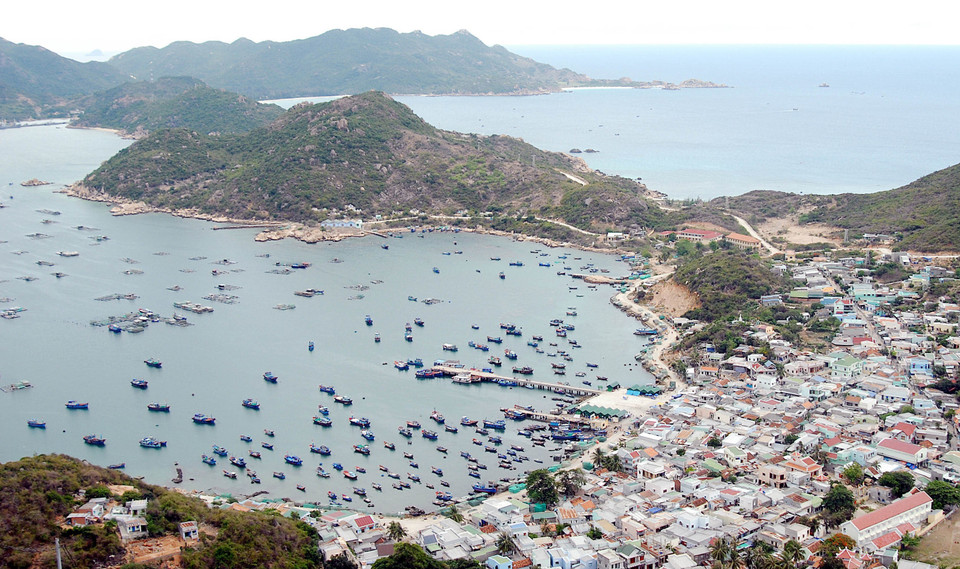 Xã đảo Cam Bình, thành phố Cam Ranh (Khánh Hòa) với hàng trăm tàu thuyền đánh bắt hải sản. (Ảnh: Quang Quyết/TTXVN)