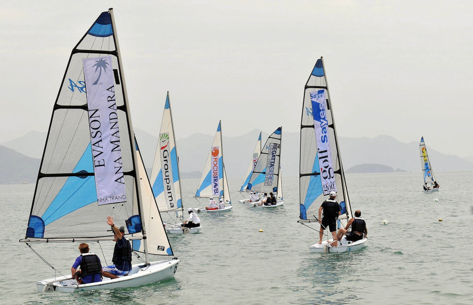 Các đội đua trên vịnh Nha Trang (Khánh Hòa) tại Giải đua thuyền buồm Evason Ana Mandara-Nha Trang Cúp lần thứ nhất, năm 2012. (Ảnh: Thanh Hà/TTXVN)