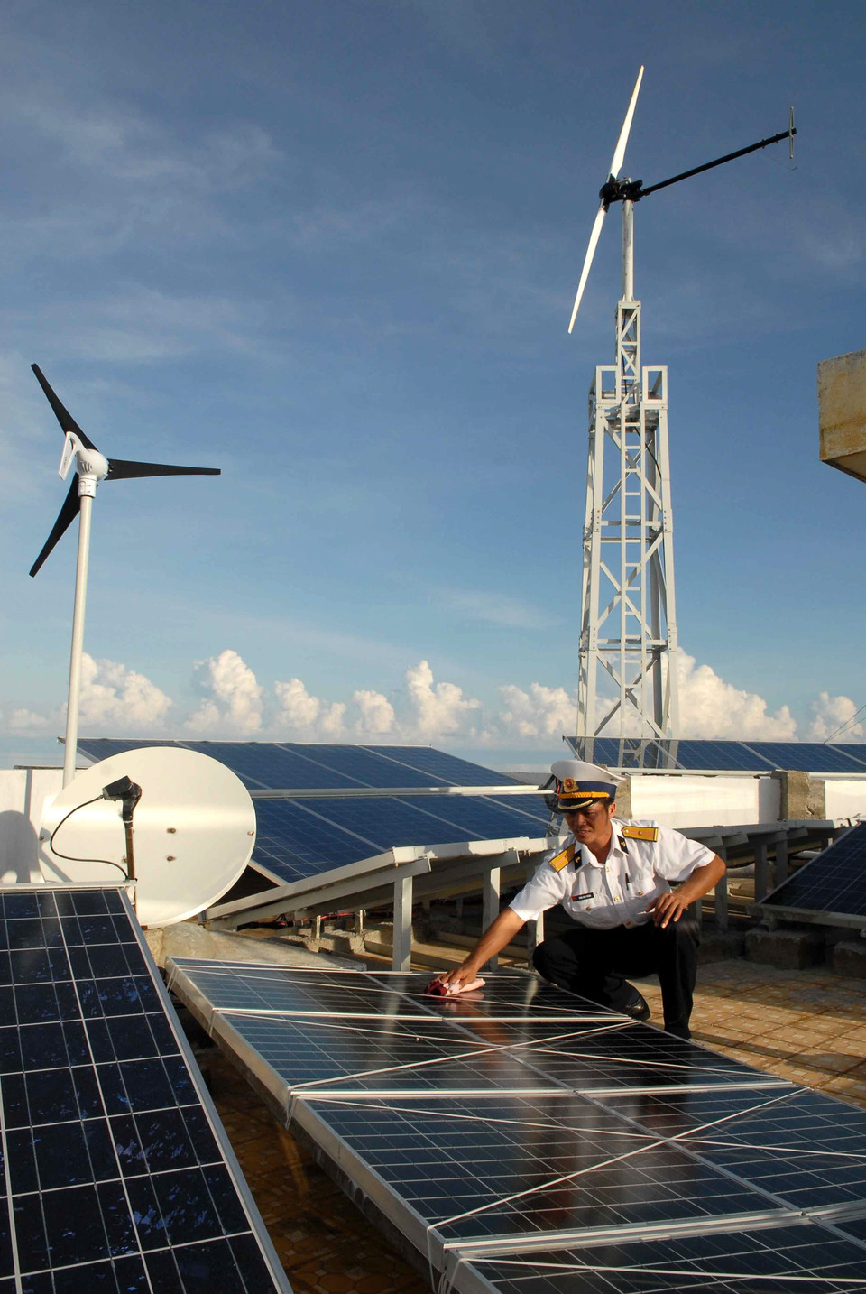 Hầu hết các đảo thuộc huyện đảo Trường Sa, tỉnh Khánh Hòa đã lắp đặt và đưa vào sử dụng các thiết bị sản xuất điện từ nguồn năng lượng gió và mặt trời để phục vụ nhu cầu điện cho sinh hoạt và đời sống của quân và dân trên các đảo. (Ảnh: Doãn Tấn/TTXVN)