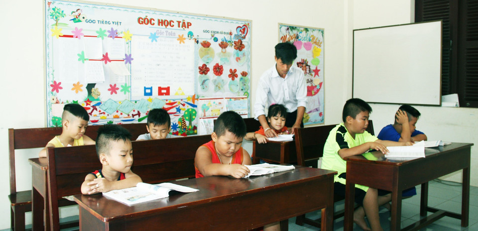 Học sinh ở đảo Song Tử Tây, huyện đảo Trường Sa (Khánh Hòa) có nhiều lứa tuổi và trình độ khác nhau. (Ảnh: Trần Quang Vinh/TTXVN)