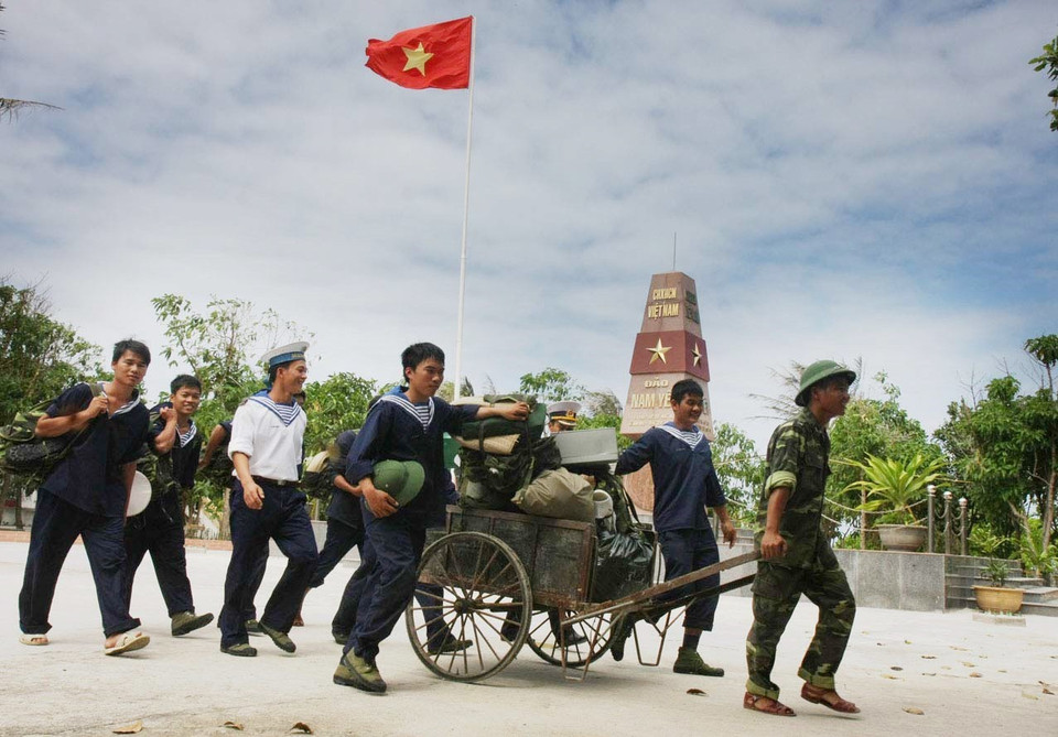 Chiến sỹ đảo Nam Yết, huyện đảo Trường Sa (Khánh Hòa) vui mừng với những món quà và hàng Tết từ đất liền tới. (Ảnh: Phương Hoa/TTXVN)