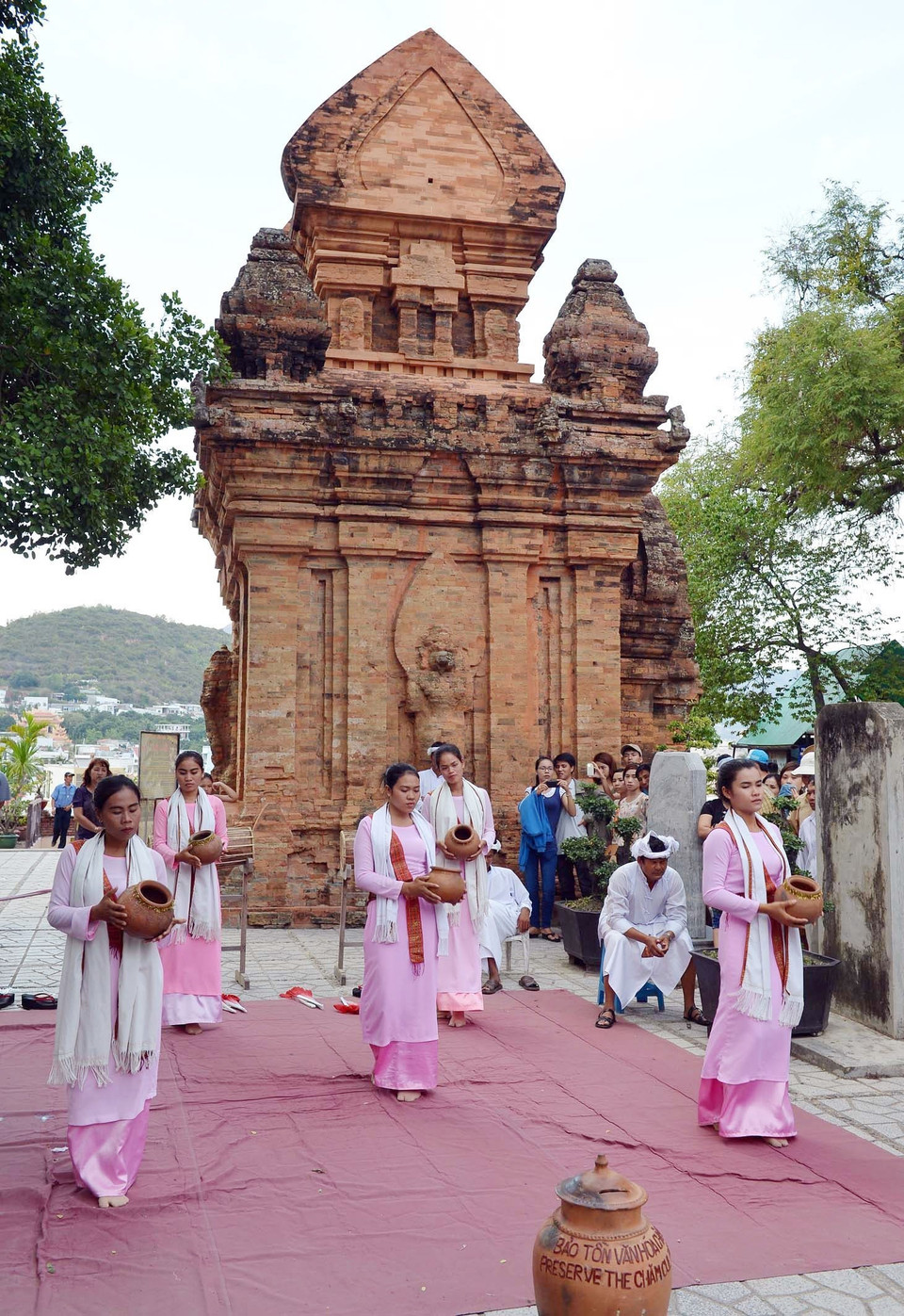 Biểu diễn múa Chăm phục vụ khách tham quan, du lịch tại tháp Bà Ponagar, TP Nha Trang (Khánh Hòa). (Ảnh: Thanh Hà/TTXVN)