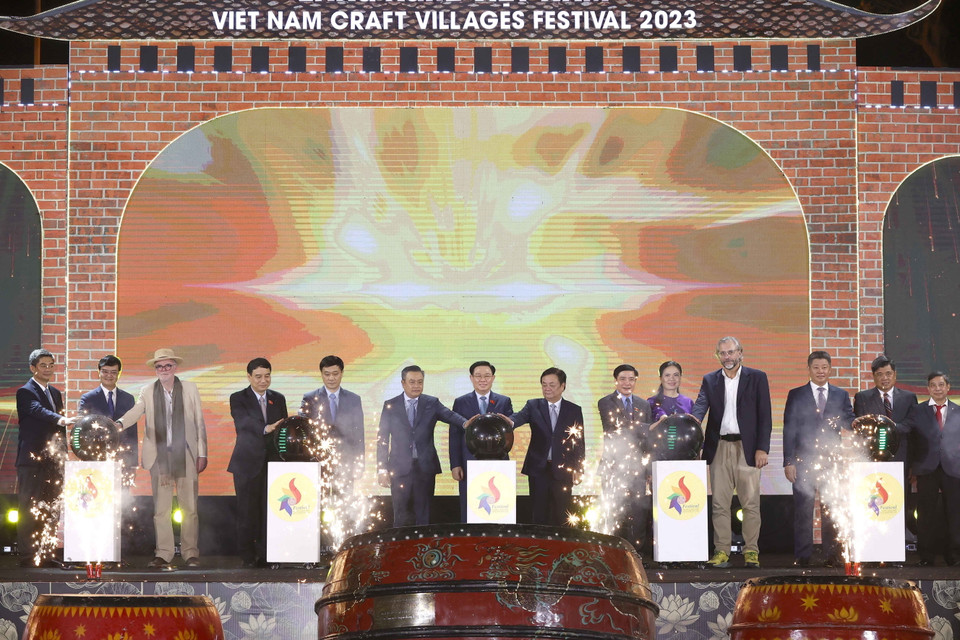 Chủ tịch Quốc hội Vương Đình Huệ và đại biểu thực hiện nghi thức khai mạc. (Ảnh: Doãn Tấn/TTXVN)